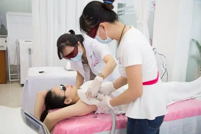 Tại Ana Beauty Academy, học viên sẽ được thực hành trực tiếp trên người mẫu thật để nâng cao tay nghề.