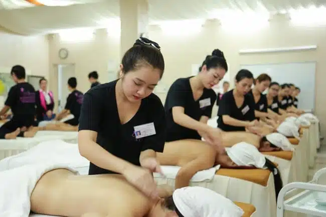 Tại Trường Thẩm Mỹ Chuyên Nghiệp Xinh Xinh học viên được thực hành massage trị liệu trên khách hàng thật.