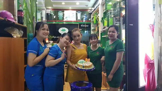 Uyên Thuỳ Spa chăm sóc da với các loại mỹ phẩm thuần chay cao cấp được thực hiện bởi đội ngũ kỹ thuật viên có trình độ chuyên môn cao.