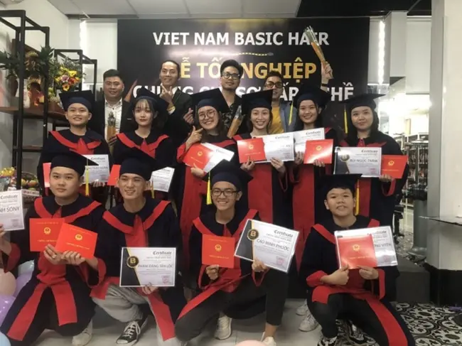 Đội ngũ học viên được trao bằng sau khi tốt nghiệp khóa học nghề tóc. | Nguồn: TRƯỜNG ĐÀO TẠO TÓC VIỆT NAM BASIC HAIR