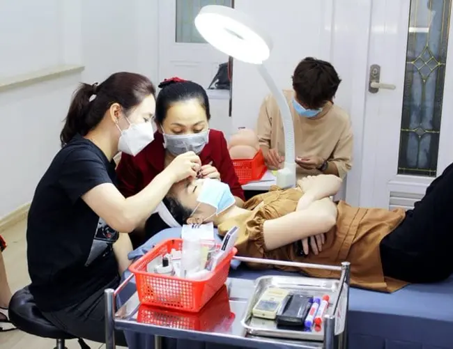 Học viên được thực hành trên mẫu thật. | Nguồn: World Nail School