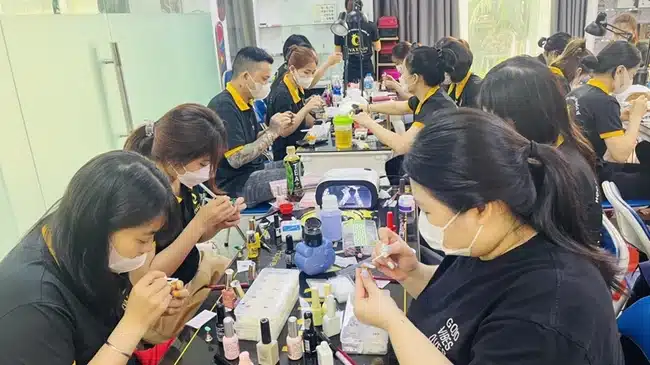 Eva Xinh luôn thường xuyên cập nhật các mẫu nail và kỹ thuật làm móng mới nhất nhằm phù hợp với xu hướng của người Việt.