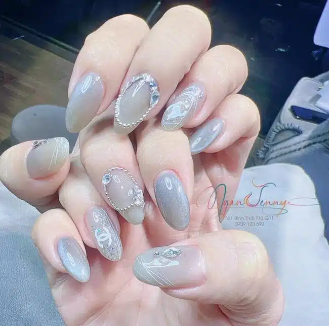 Golden Nail áp dụng phương pháp dạy học chuyên nghiệp để hỗ trợ học viên tiếp có thể cận với phương pháp vẽ móng mới hiện đại.