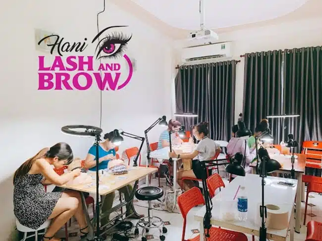 Tại Hani Lash & Brow học viên đều sẽ được đào tạo bài bản để tốt nghiệp với tay nghề vững vàng và tự tin làm việc ở bất kỳ đâu.