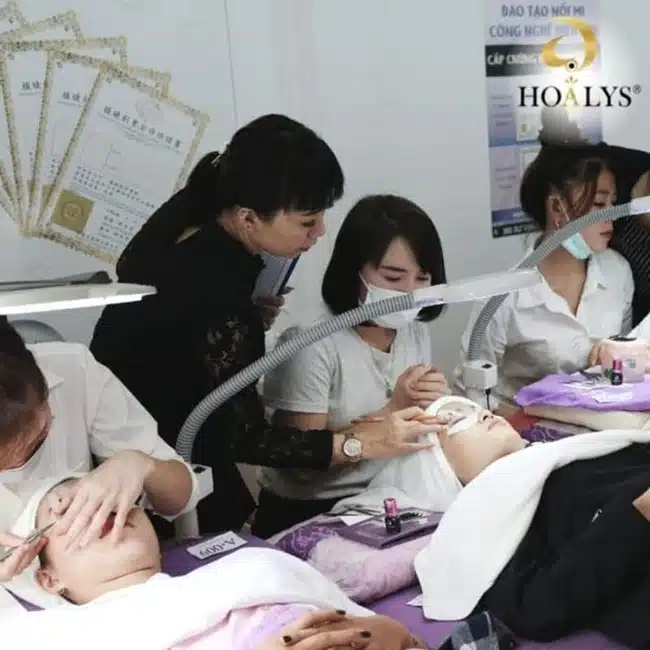 Hoaly’s Eyelash được đông đảo học viên đánh giá cao bởi đội ngũ các chuyên gia giàu kinh nghiệm trong ngành nối mi.