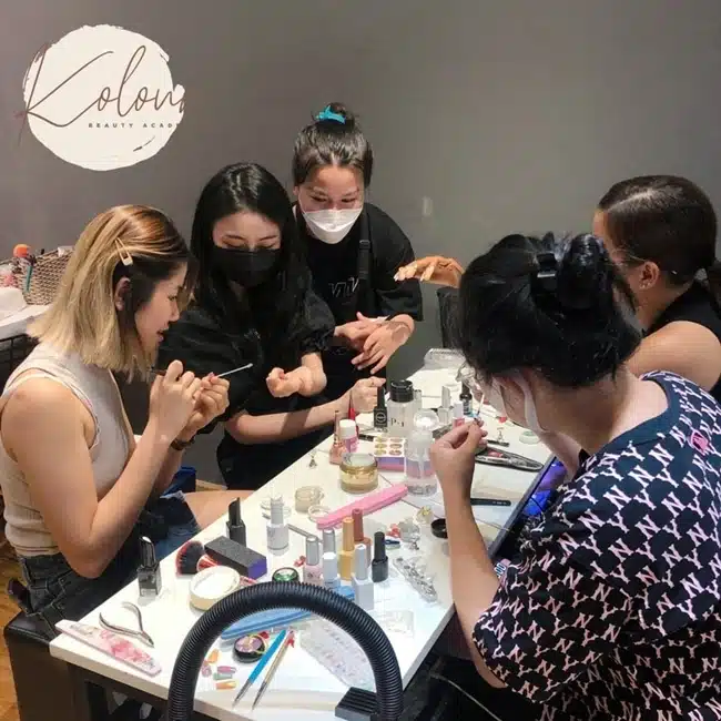 Kolour Beauty Academy cung cấp các khoá học nail chuyên nghiệp với các mẫu bắt kịp xu hướng.