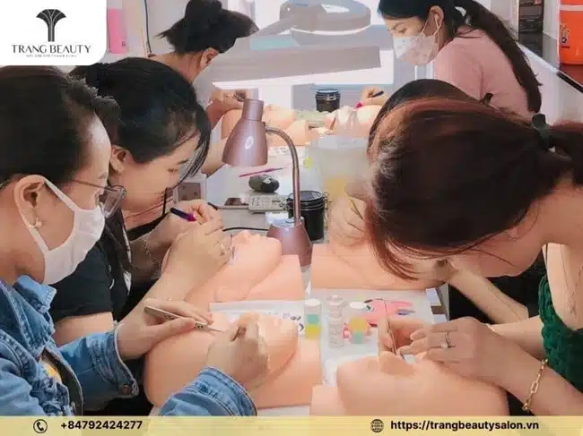 Trang Beauty Salon luôn cập nhật xu hướng làm đẹp trên thế giới xuyên suốt quá trình giảng dạy và đã được các chuyên gia về mi nổi tiếng công nhận.