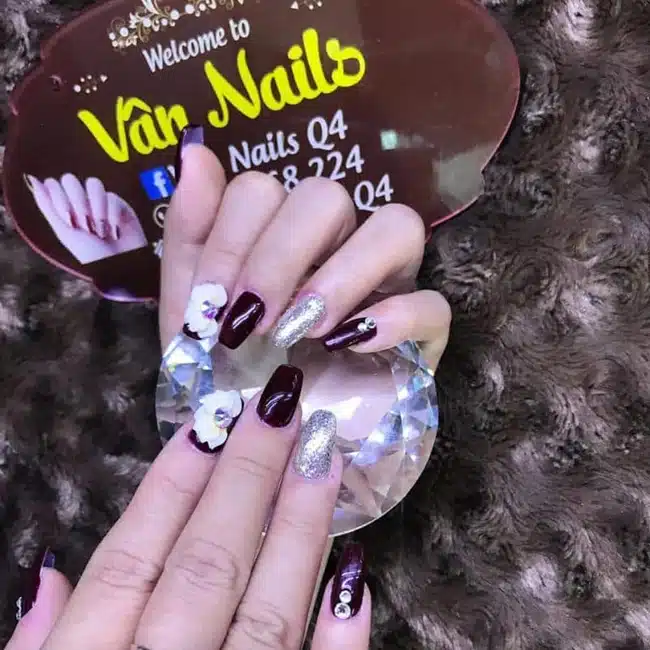 Vân Nails sẽ giúp bạn hiểu rõ hơn về hoạt động của ngành nghề này và khám phá ra phong cách riêng của mình để phát triển tài năng tự nhiên.