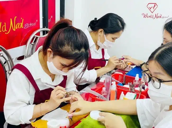 World Nail School đào tạo không chỉ về kỹ thuật mà còn về kỹ năng giao tiếp và làm việc với đồng nghiệp và khách hàng.