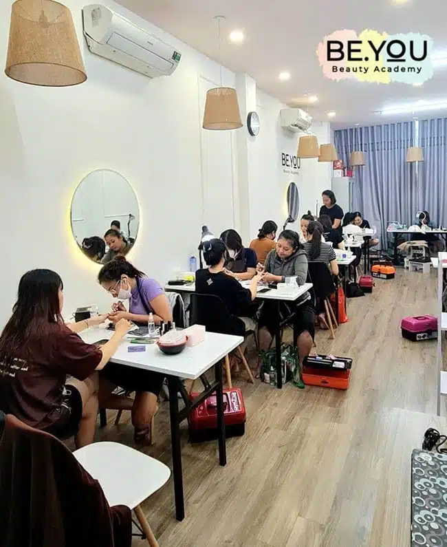 Be You Nail Academy cung cấp giáo trình tiêu chuẩn quốc tế và sự hướng dẫn tận tình từ các giáo viên, từ cơ bản đến nâng cao.