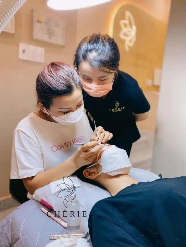 Chérie Beauty & Spa cung cấp cho học viên một môi trường thực hành chuyên nghiệp và an toàn, giúp họ rèn luyện kỹ năng trong môi trường thực tế.