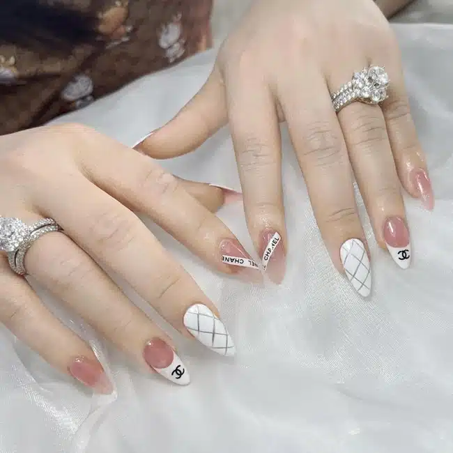 Tại CHOU BEAUTY, học viên được tiếp cận với phương pháp học Nail hiện đại nhất, cùng với giáo trình mới và tiên tiến.