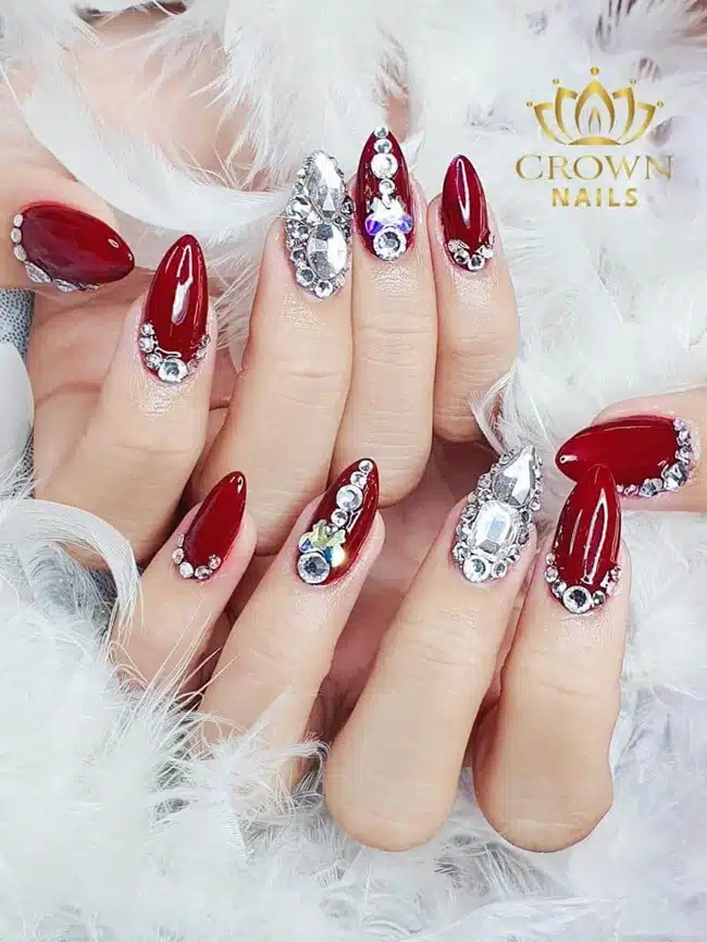 Crown Nails cấp bằng chứng nhận đào tạo cho học viên sau khi hoàn thành khóa học, để bạn có lợi thế hơn trong sự nghiệp làm nail của mình.