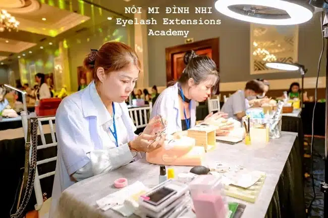 Nối Mi Đình Nhi hỗ trợ học viên luyện tập thường xuyên cho đến khi nắm vững các kỹ thuật nối mi.