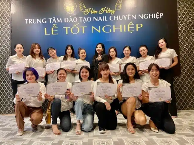 Trung tâm dạy nghề Hân Hằng là điểm đến lí tưởng cho những người muốn học nghề nail với sự hỗ trợ chuyên nghiệp từ đội ngũ giảng viên giàu kinh nghiệm.