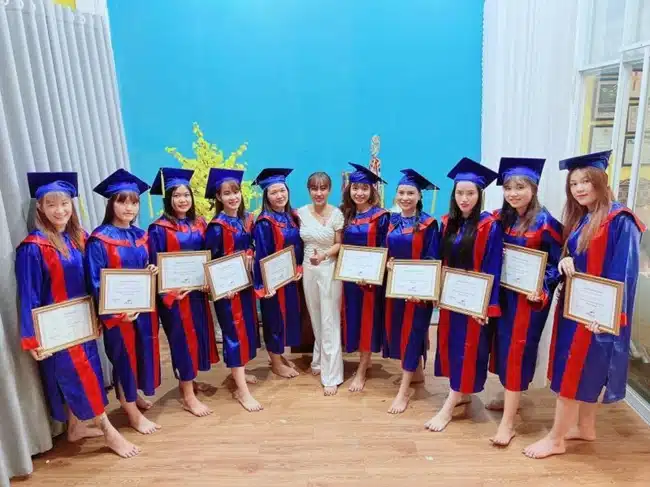 Học viên tại HỒNG LÊ DONTRA ACADEMY được trang bị kiến thức chuyên sâu về chăm sóc da và móng mà còn biết cách áp dụng vào chăm sóc, tư vấn cho khách hàng.