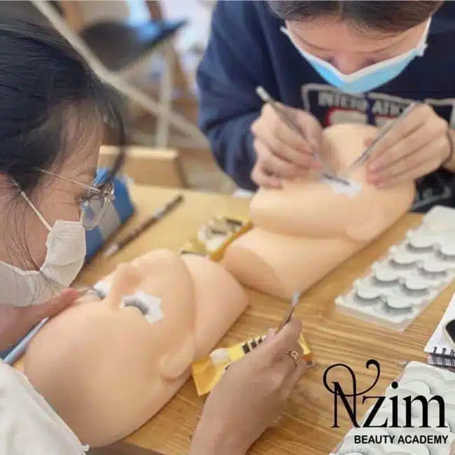 Nzim Beauty Room giúp học viên nắm chắc các kiến thức về kiểu mi, dáng mi đang được quan tâm nhất hiện nay.