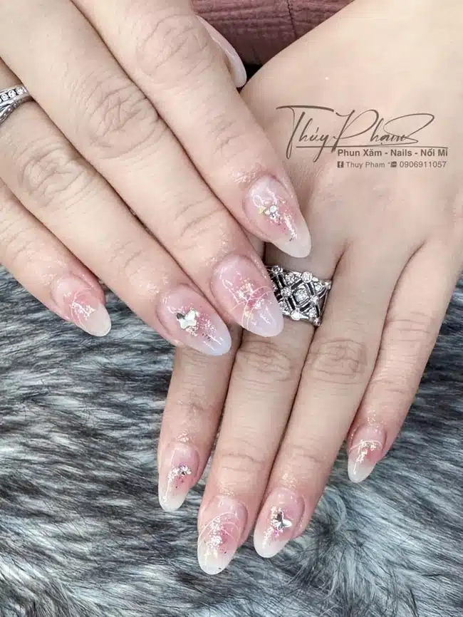 Thuý Nail hướng dẫn tận tâm từ giáo viên không giấu nghề, cung cấp hỗ trợ kiến thức lâu dài.