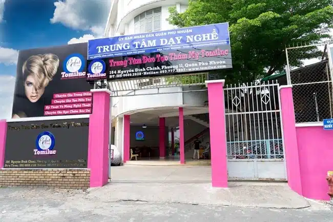 Tomiluc Beauty Academy là một trường đào tạo thẩm mỹ uy tín và được đánh giá cao trong ngành nối mi.