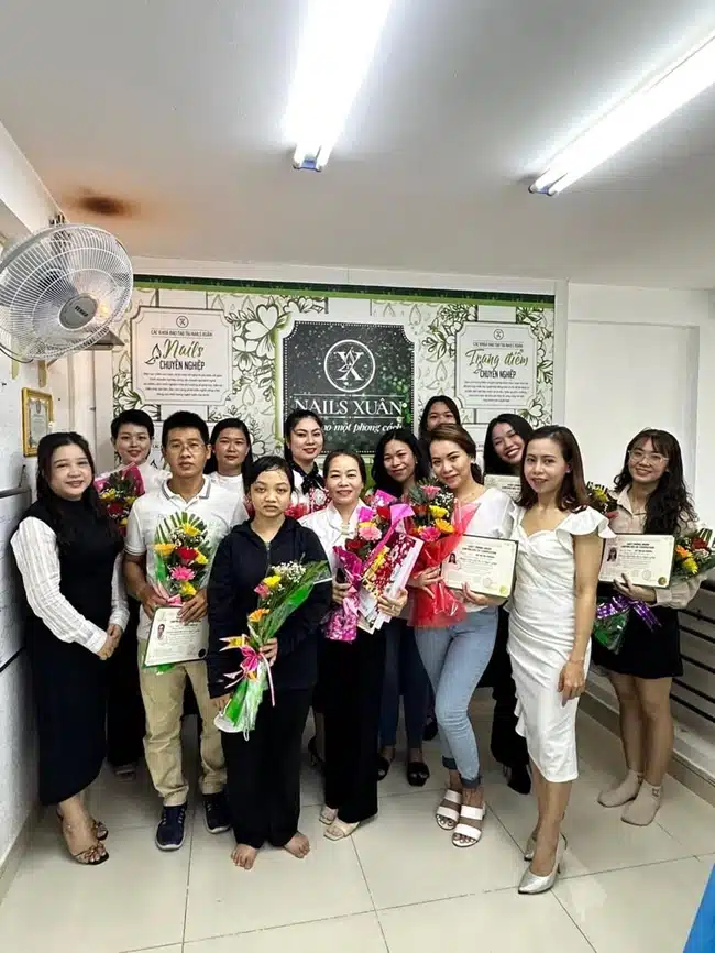 Trung tâm Nails Xuân thường xuyên mở các lớp đào tạo học viên với kiến thức theo chuẩn Giáo trình Fol.