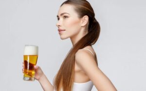 Ủ tóc bằng bia có tác dụng gì? Mẹo ủ tóc bằng bia hiệu quả