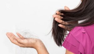 Vuốt tóc nhiều có bị hói không? Cách khắc phục hiệu quả