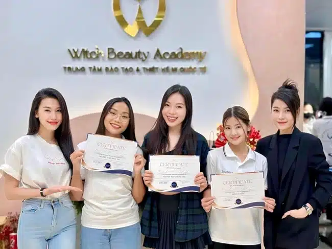 Witch Beauty Academy hướng dẫn không qua trợ giảng và được đào tạo chuyên sâu các kỹ thuật và kiểu nối thịnh hành trên quốc tế.