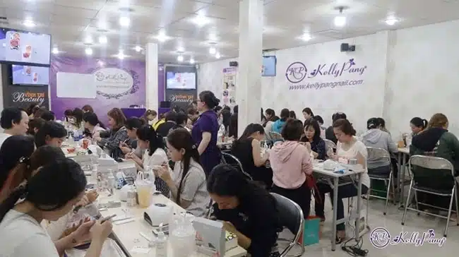 Kelly Pang đảm bảo dạy nghề nail tận tình, vận dụng những kiến thức thực tế để học viên dễ hiểu bài và thực hành trực tiếp trên người thật.