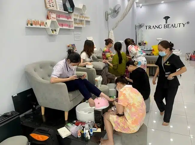 Trang Beauty Salon Thủ Đức nổi tiếng bởi đội ngũ chuyên gia trong nghề nail trực tiếp đứng lớp giảng dạy, chỉ dẫn sát sao cho học viên.