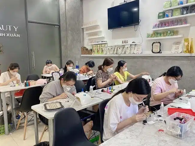 Trang Beauty Salon có các lớp dạy học nối mi chất lượng, thu hút nhiều học viên đăng ký tham gia lớp học.