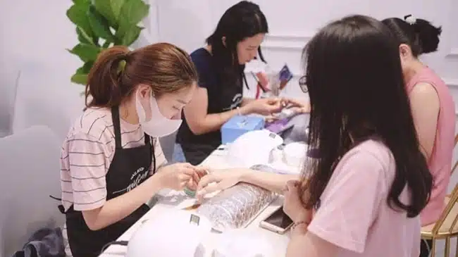 Trung tâm dạy nghề thẩm mỹ Nhật Bản chú trọng dạy nail theo phương pháp riêng của người Nhật, chú trọng sự kỷ luật và sạch sẽ, khoa học trong quá trình học tập và giảng dạy.