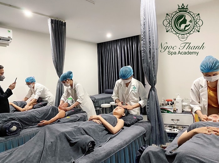 Ngọc Thanh Spa sỡ hữu đội ngũ kỹ thuật viên chăm soc da chuyên nghiệp với nhiều năm kinh nghiệm trong lĩnh vực làm đẹp.