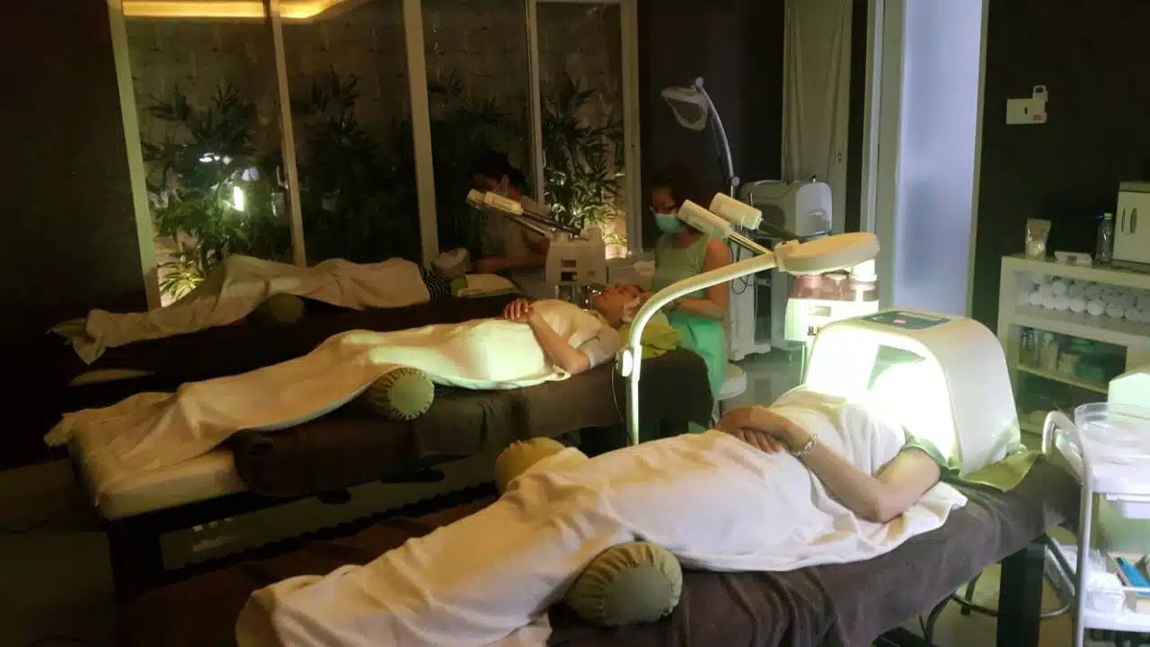 Ellis Spa – Relaxation & Beauty cung cấp nhiều dịch vụ làm đẹp sử dụng công nghệ hiện đại với máy móc nhập khẩu.