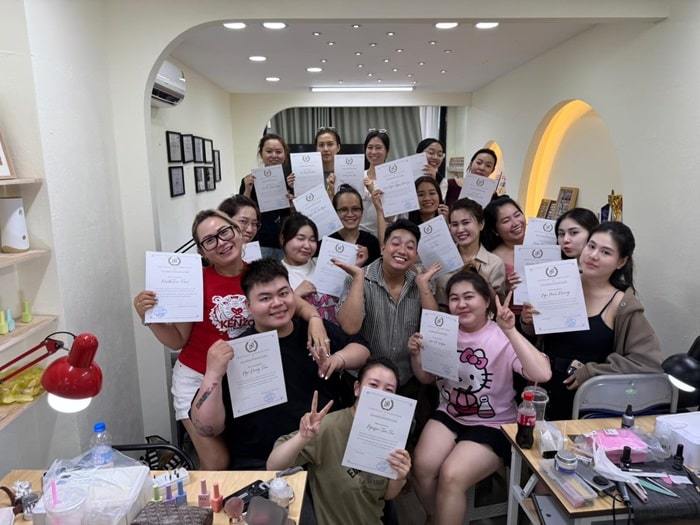 Lee Nails House hỗ trợ nhiều học viên chuẩn bị đầy đủ kỹ năng cần thiết để mở tiệm nail, tự tin xin việc.