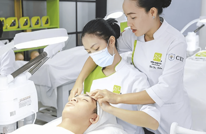 Trường dạy nghề Á Âu là một trung tâm chuyên nghiệp chuyên đào tạo trong lĩnh vực làm đẹp, với các khóa học về massage body.