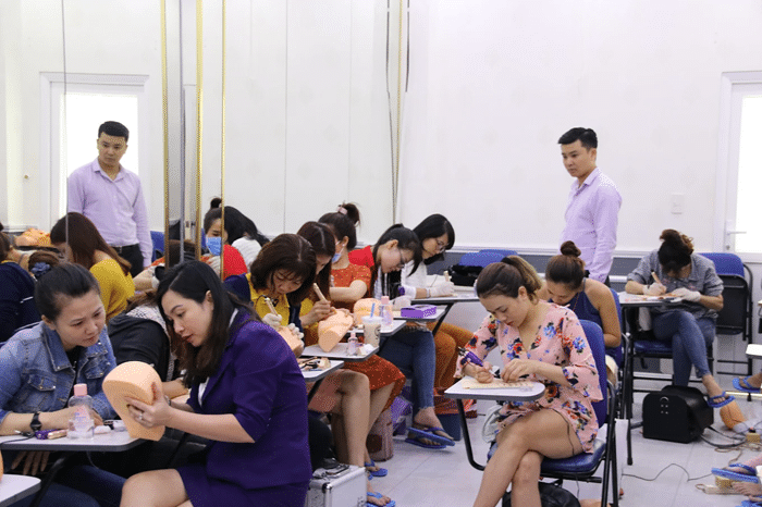 Tại Học viện Thẩm mỹ Thủy Tiên học viên sẽ được giảng viên hướng dẫn thực hành trên mẫu thật.