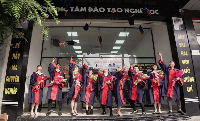 Học Viện Đào Tạo Nghề Tóc Bi Roen tận tình theo dõi, đào tạo học viên đạt chất lượng tốt nhất. | Nguồn Internet