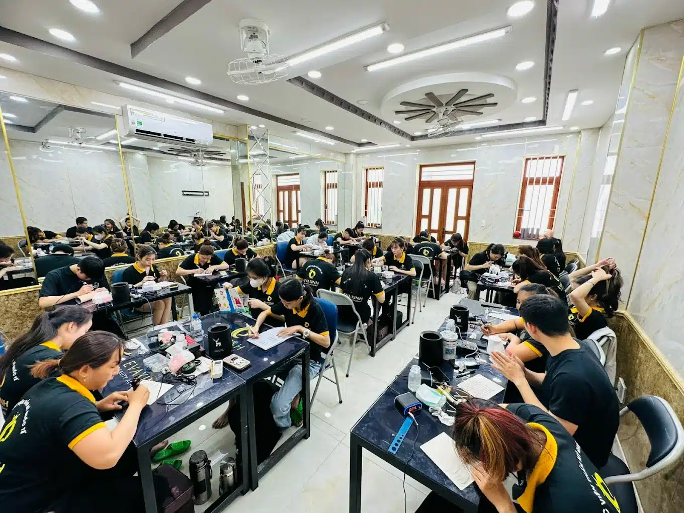 Học viện Thẩm mỹ Eva Xinh đào tạo đa dạng và thực hành đầy đủ tất cả các ngành nghề làm đẹp cấp các văn bằng, chứng chỉ toàn diện.