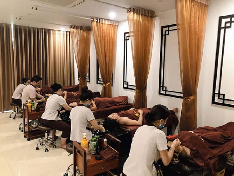 Phòng trị liệu hiện đại với thiết bị công nghệ cao tại Mai Mai Spa.