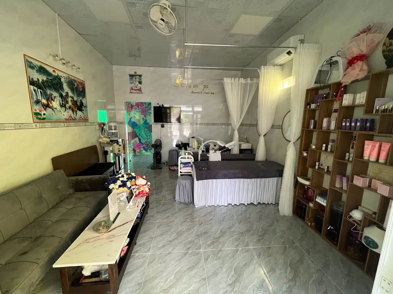 Phòng trị liệu hiện đại với thiết bị công nghệ cao tại NaSan Spa.
