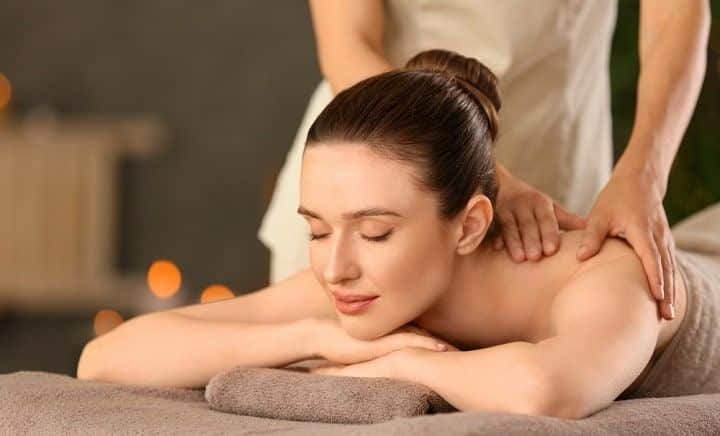 Massage cổ vai gáy giúp giảm thoái hóa đốt sống cổ.