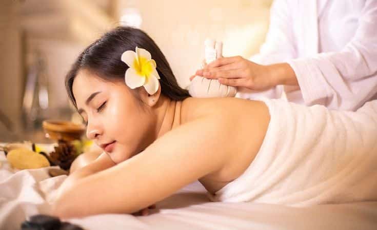 Massage cổ vai gáy sẽ làm giảm bớt tình trạng tê bì tay chân.