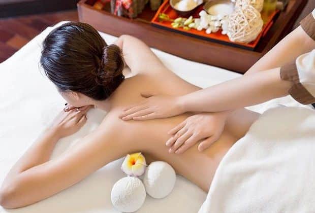 Massage cổ vai gáy có thể giúp hạn chế các triệu chứng tê bì tay và chân trong một số trường hợp.