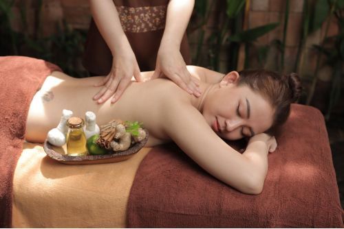 Massage nhẹ nhàng kích thích tuần hoàn máu, cung cấp dưỡng chất và oxi cho các mô xung quanh đốt sống cổ.