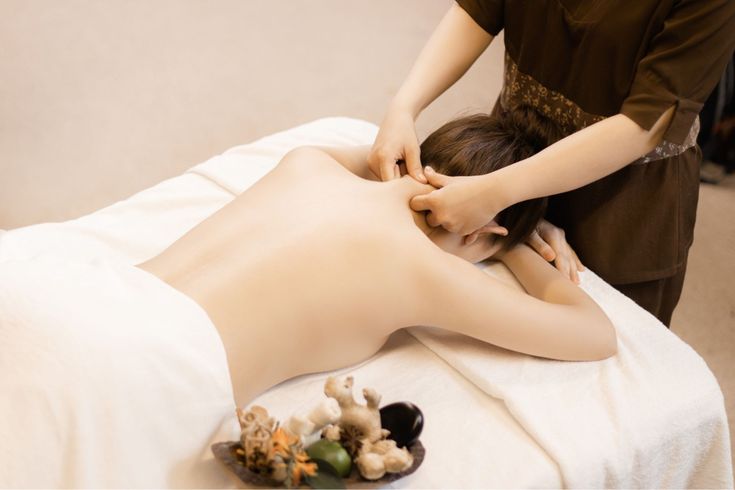 Massage có thể giúp giảm căng cơ bắp trong khu vực cổ và vai.