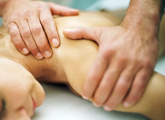 Massage cổ vai gáy làm giảm thiểu các triệu chứng hoặc nguy cơ liên quan đến thoái hóa đốt sống cổ.