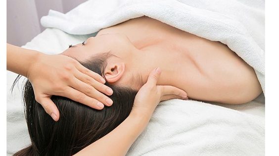 Massage giúp giải tỏa căng thẳng và lo âu, hai yếu tố là nguyên nhân làm giảm chất lượng giấc ngủ.