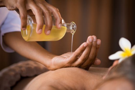 Massage cổ vai gáy giúp giảm đau hiệu quả.