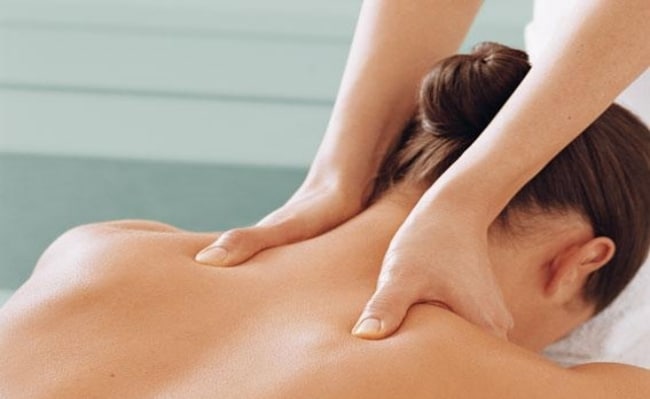 Massage giúp kích thích tăng cường tuần hoàn máu tại các vùng cơ ở vùng cổ, vai và gáy.