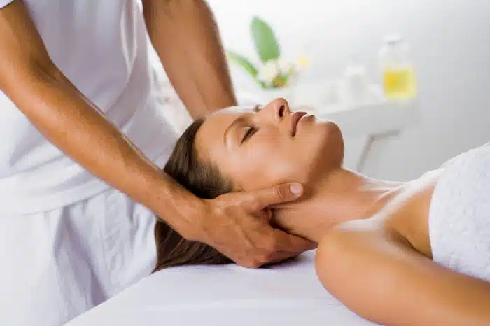 Massage cổ vai gáy giúp thông kinh mạch.